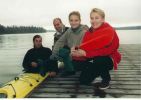 Kari, Jyri, Mari ja Pivi Lotilanjrven rannassa marraskuussa 1999. Kuva: Mika Seppnen.