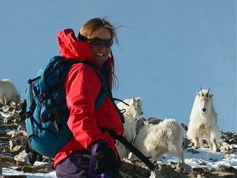 Emily Heikkinen vuohien kanssa Kalliovuorilla