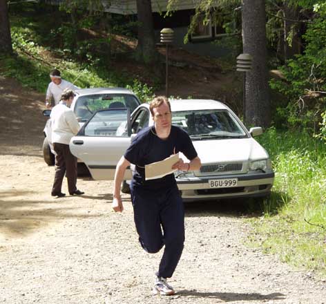 Koko kilpailun kakkonen Kimmo Lehtosaari lähdössä metsään paikannusjärjestelmä selässään